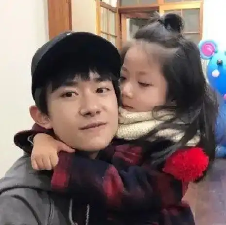 强吻易烊千玺后她转身离开,3年后回归却成了1.7亿人的女神