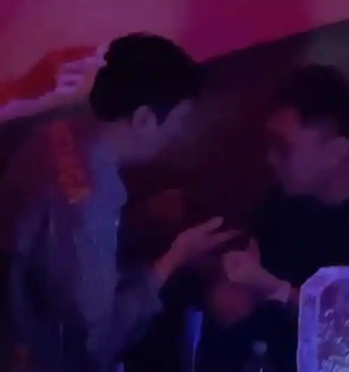 王思聪打扮帅气现身酒吧,多位保镖跟随在身旁,场面相当排场