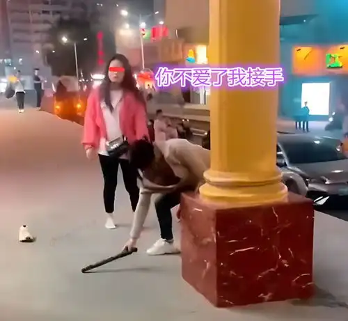 女子和男友闹矛盾,闺蜜趁虚而入,女子边打边哭你们丧尽天良