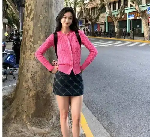 今秋流行的半身裙穿搭方法,优雅又气质,连背影都迷人