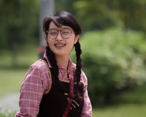 她凭借丑女无敌成名,资源不断来者不拒,今沦落成网红主播