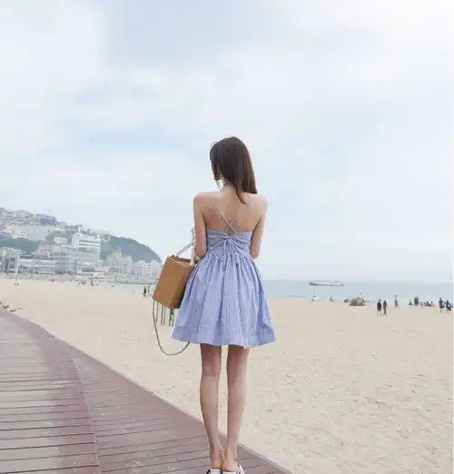 俏美可人的气质美女,夏日风显清新柔美,灿烂迷人的微笑让人心动