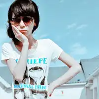 头像女生戴帽子和墨镜情