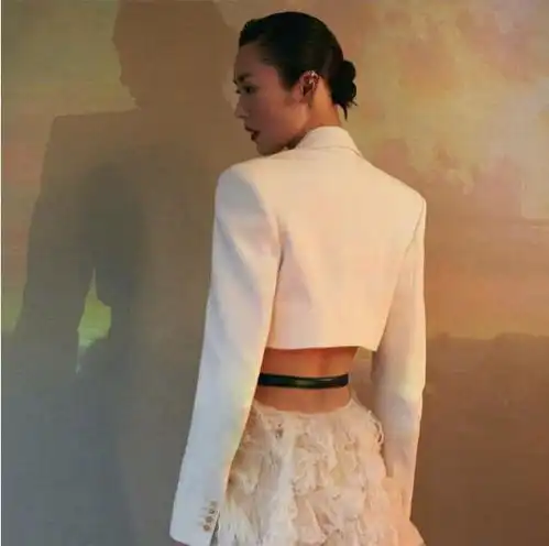 刘雯五官精致气质出众,大长腿惹人羡,不愧为国际超模