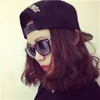 头像女生戴帽子和墨镜口