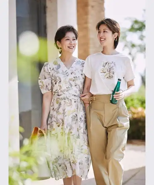 五六十岁女人,穿裙子少配运动鞋,今年流行露半掌,时髦优雅