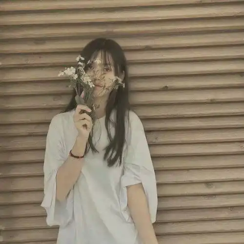 捧花女生头像遇见你后,睁眼是花田,闭眼是星河