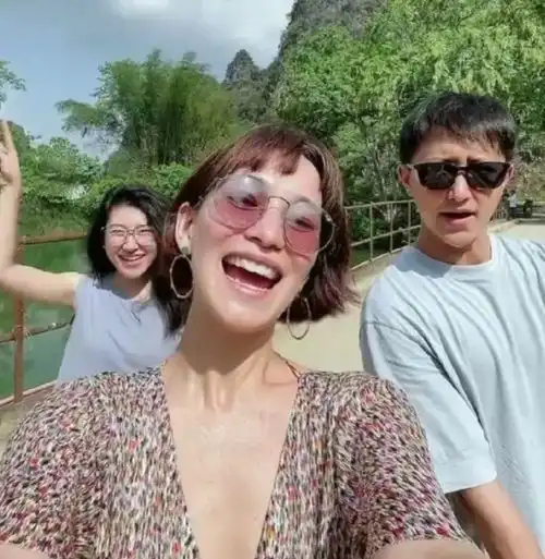 感情不受影响卢靖姗罕秀恩爱,与韩庚开心出行,曾被曝夜会女性