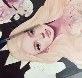 别人画美女,她只画自己,因为她本来就是女神