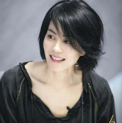 幻乐之城王菲与两女罕见同框,窦靖童台上爆料王菲秘事