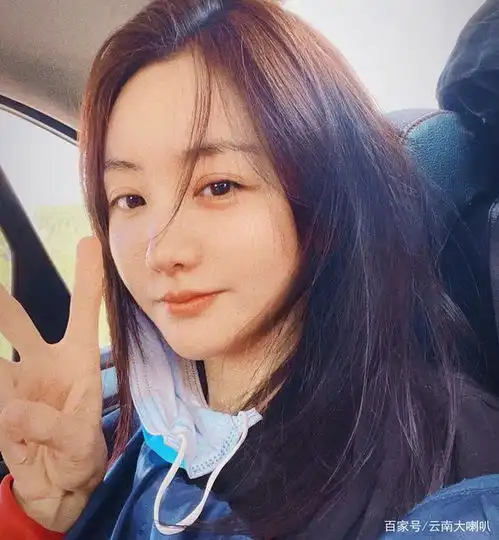 杨蓉又去旅行了,跟网友互动自嘲,把自己的梗给彻底玩明白了