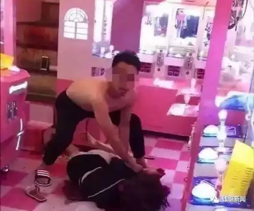 浙江舞蹈教师被前男友割喉案宣判后被害人母亲去墓地看望女儿