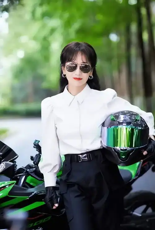 古典第一美人,68岁骑摩托,涂红唇戴墨镜又美又飒,秒变飞车女侠