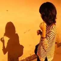 女生打伞的远景海边头像再坚强也是1个女人