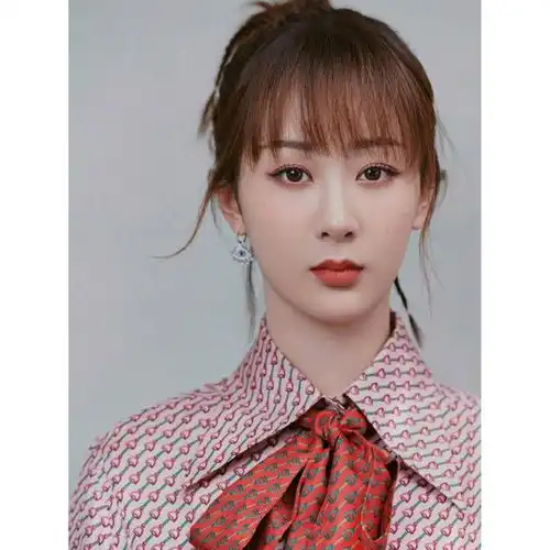 杨紫终于成熟了,穿基础衬衫半身裙气场全开,尽显优雅气质