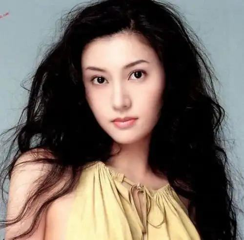 曾是港姐季军,因母亲嗜赌成性与其断绝关系,如今45岁风韵犹存