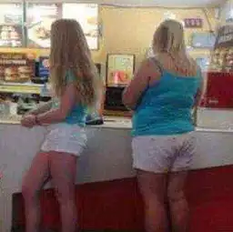 尴尬到没眼看的撞衫照片,摄影师这都敢拍也不怕被打吗笑死了