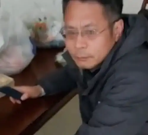 造孽女留学生嫌每月1万生活费不够花,发帖辱骂父亲