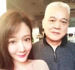 他抛弃3岁女儿,因戏生情恋上小12岁女友,今62岁想女儿养老