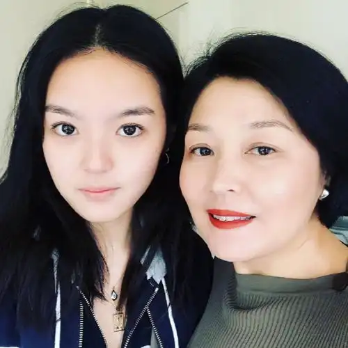 哈文掐点为女儿庆生母爱爆棚,法图麦年满20岁,李咏却离世4年了
