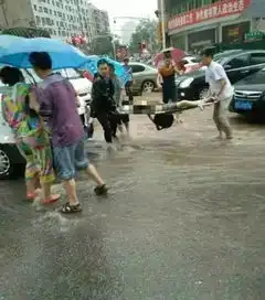 暴雨中扶老人过马路双双被冲倒,老人得救了,6年级女生溺水身亡
