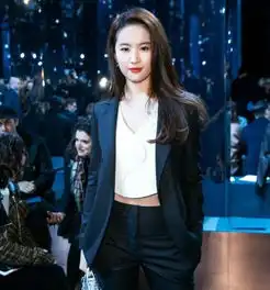 王源吸烟成反面教材,真应该学学刘亦菲和林俊杰,他们真有教养