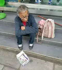 女孩遇乞讨者没现金施舍对方拿手机要求发红包