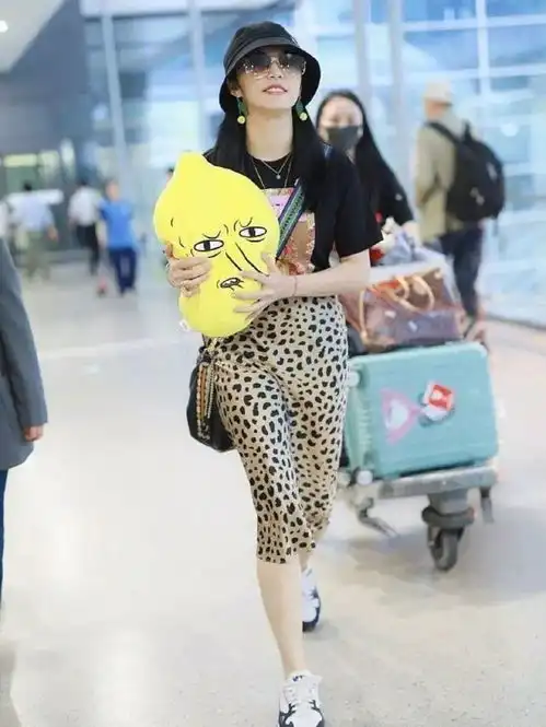 姚晨穿衣有一手,碎花长裙轻松秀出高级感,这些细节是关键