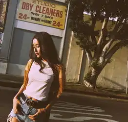 张子萱产后身材苗条穿超短裤秀美腿