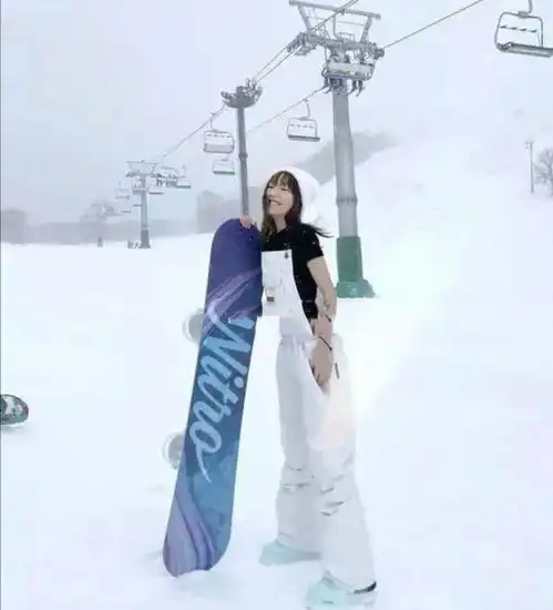 王思聪新女友真够拼,大冬天约会还光腿,身材好脸却没辨识度