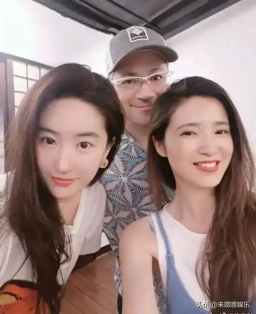 刘亦菲晒与龚蓓苾伍仕贤合照梦回去有风得地方美女贴贴好养眼