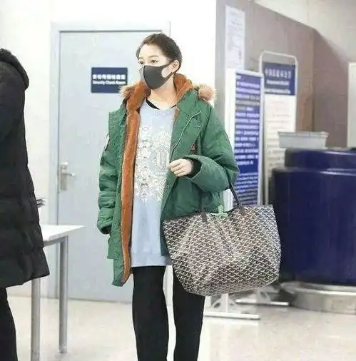 关晓彤脸小加美颜成网红,卸了妆很普通,好在细腰长腿撑着