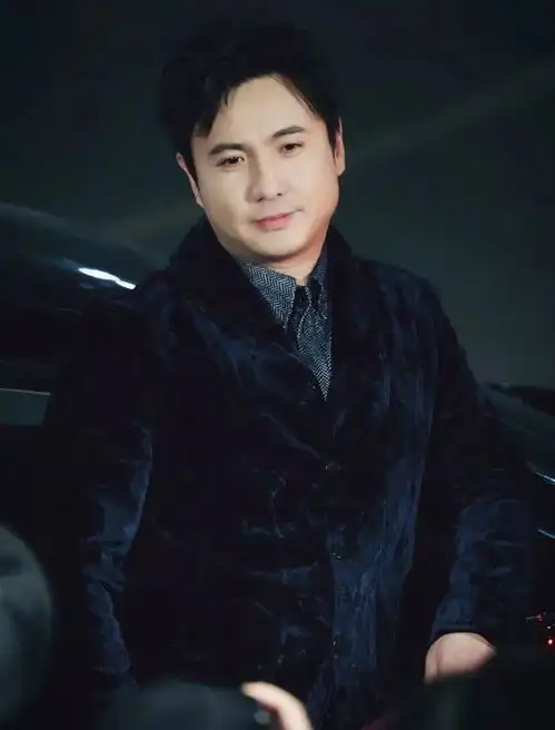 沈腾被偶遇三亚冲浪,身旁一高挑美女同行,本人湿发身材暴瘦明显