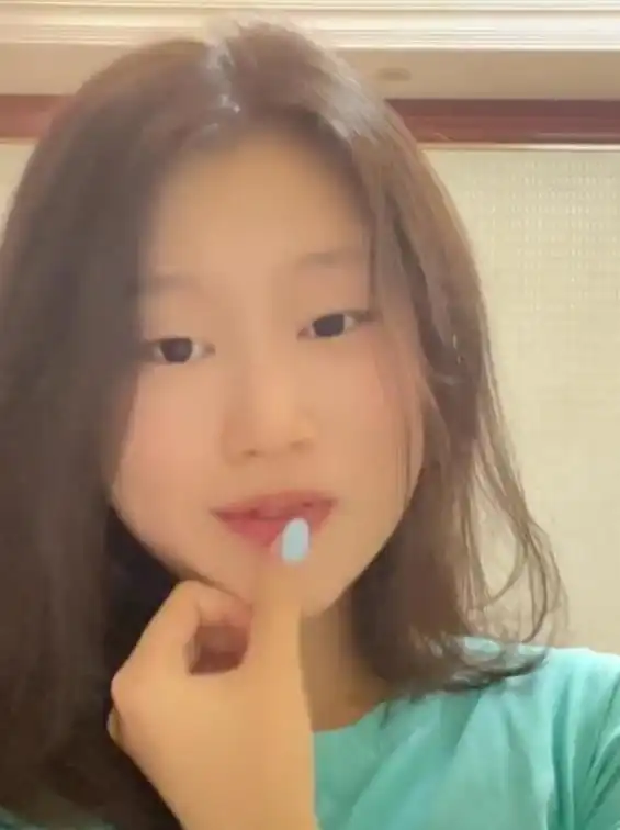 小沈阳15岁女儿颜值逆袭涂彩色美甲好潮流,对镜唱歌星范十足