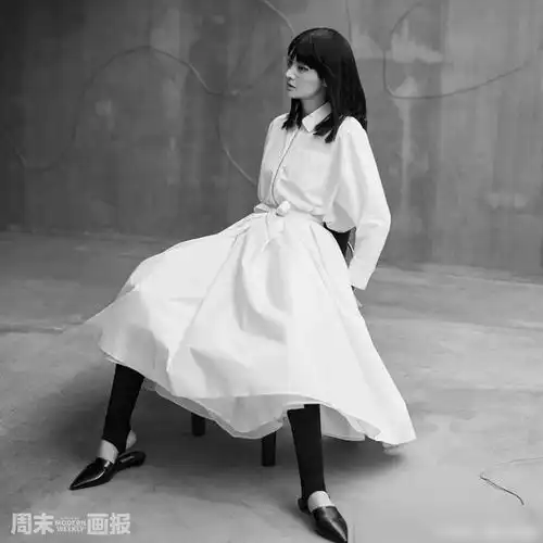 郑爽周末画报黑白大片,摩登少女,独特眼妆,可塑性太强了