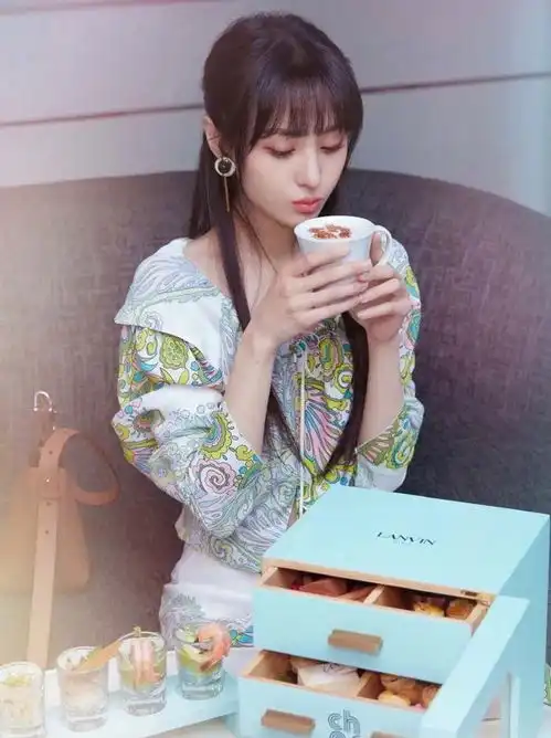 夏季还在穿黑白灰快换下,看杨幂娜扎都在用印花点缀盛夏