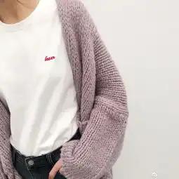张子萱晒自拍美照红唇大眼少女感十足
