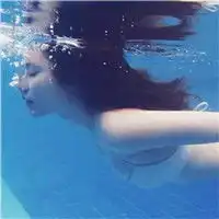 女孩面朝大海背影水粉画微信头像图片大全