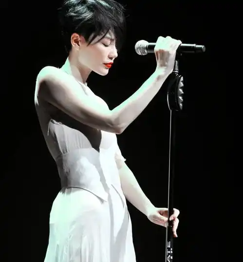 李亚鹏女友再晒照,气质不输王菲,独立新女性不靠男友蹭流量