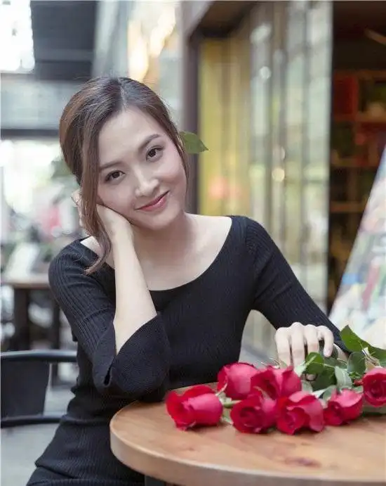 黑色系衣服搭配一双红色高跟鞋时尚优雅,女人味十足
