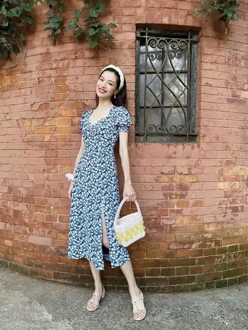 穿白裙吃烧烤的赵丽颖,后悔不