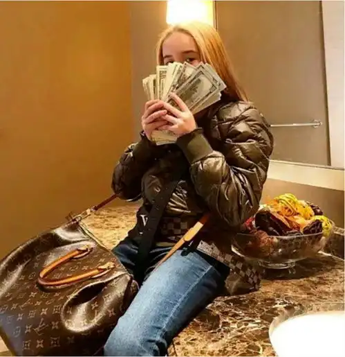 她没死大大大反转亚裔网红少女沉默一天发声,曾因炫富视频爆火
