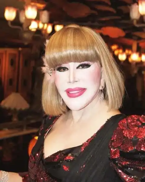 泰国富豪老太真敢干,81岁硬是整容成少女,还穿芭比服秀可爱