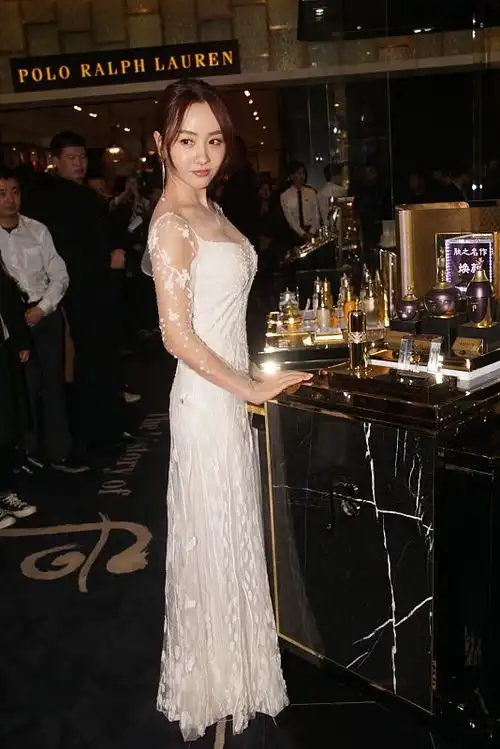 杨蓉的气质一般人模仿不来,穿白裙清纯得像女大学生,丝毫不显老