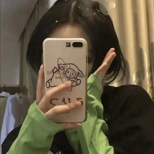 手机挡脸女生头像我们还年轻长长的人生可以受一点风浪