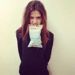 那个女的叼着的那包是什么