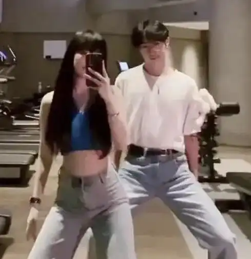 伊能静的儿子哈利晒和美女跳舞视频,引发网友热议
