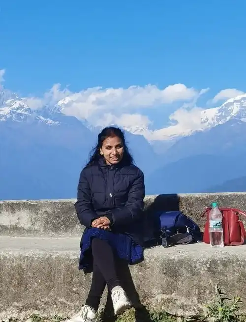 我,在尼泊尔宾馆看上当地美女,送她雪糕帮她干活,顺利追到手