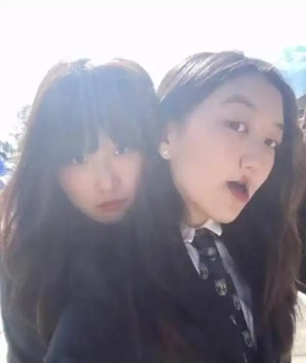 李嫣返回国外学校,跟好闺蜜一起拍照,心情大好