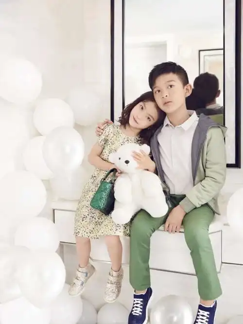 46岁李冰冰携萌娃过六一,t恤搭牛仔裤好减龄,老阿姨也有少女心